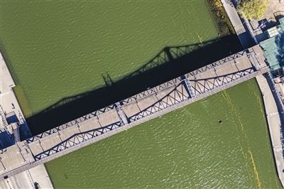 金汤桥，天津解放的标志，如今已成为集观光旅游和纪念天津解放于一体的步行桥。