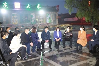 11月9日傍晚，在宝坻区宣讲的党的二十大代表来到小辛码头村，与村民面对面交流。 通讯员 李宏光 摄