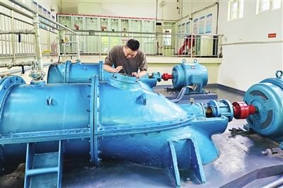 29日,东丽区水务局积极落实各项防汛防台风措施,对辖区河口泵站、排水泵站及区管水闸进行检查,做好台风防御各项准备工作。 (记者 孙立伟 通讯员 张莹 摄)