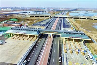 2022年1月28日,津石高速公路天津东段主线实现通车。通车后,从天津港南部港区、滨海新区西南部地区去往河北省石家庄市、雄安新区方向将不再绕行荣乌高速、石黄高速等路线,行驶里程缩短50至60公里。(本报资料照片)