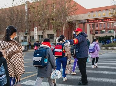 这位守护孩子上学路的 “红绿灯爷爷”，在学校门前斑马线上一站就是四年……