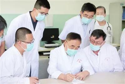 张伯礼院士(中)在甘肃省临洮县人民医院巡诊查房,把脉开方。照片由天津中医二附院提供