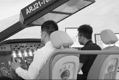 国产新式支线飞机飞行训练器。 本报记者 刘晓婧摄