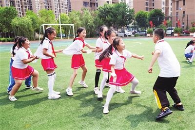 复课首日，在东丽区东羽小学，学生们尽情享受丰富多彩的户外活动。 本报记者 孙立伟 通讯员 翟鑫彬 摄