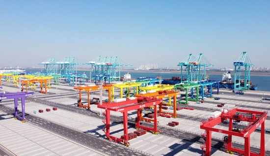 这是天津港北疆港区C段智能化集装箱码头（2021年10月17日摄，无人机照片）。新华社记者 赵子硕 摄