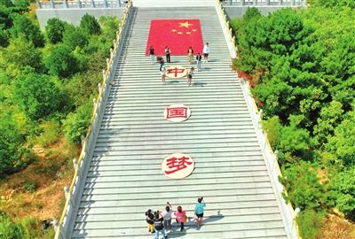 图为用500多斤辣椒和20多斤玉米粒打造的晒秋场景──国旗中国梦。