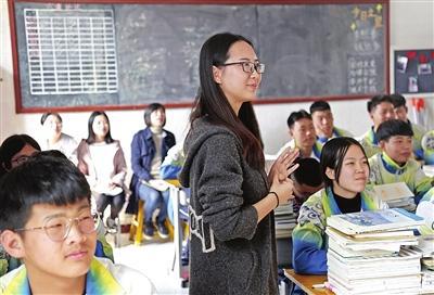 支教团黄铱在雄县职中上英语课，当地教师随堂观摩。