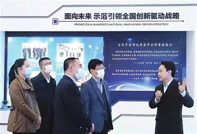 王浩（右一）接待来访，向客人介绍科技城情况。