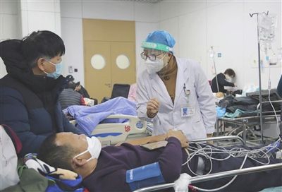 南开医院心血管内科的张博雅医生在急诊问询病人情况。