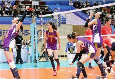 天津女排获得国内外重大比赛冠军30余次,是女排精神在天津的生动实践,“排球之城”浓厚氛围正在形成。图为比赛中的天津女排队员。