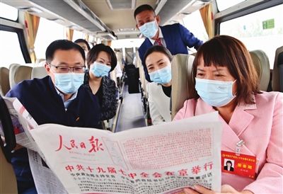 出席党的二十大的天津代表昨天集体乘车赴京报到。 本报记者 杜建雄 摄