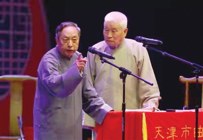 相声《看红岩》演出照 记者 姚文生 摄