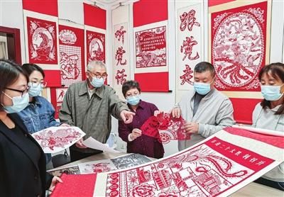 1。河北区容彩里社区“彩”剪社的居民用一幅幅精美的主题剪纸作品,庆祝党的二十大的胜利召开。 本报记者 吴迪 摄