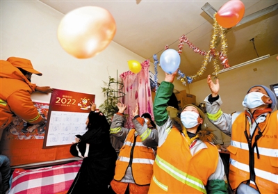 图为春节期间留守服务津城的环卫工人正在装扮节日的房间