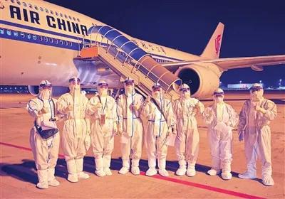 夜晚，几名天津海关旅检关员完成了航班登临检疫任务