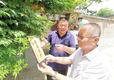 村民积极参与维护村庄环境