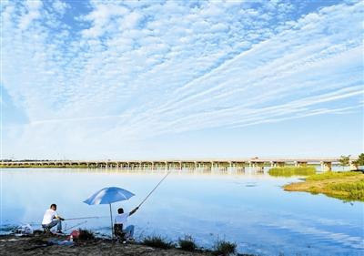 独流减河碧波粼粼。本报记者 曹彤摄 