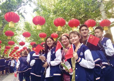 天津市第十四中学新疆内高班的学生们来到北宁公园游园，感受祖国繁荣。本报记者 谷岳 摄