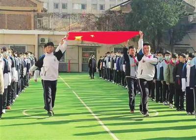 天津市第十一中学举行升国旗仪式。