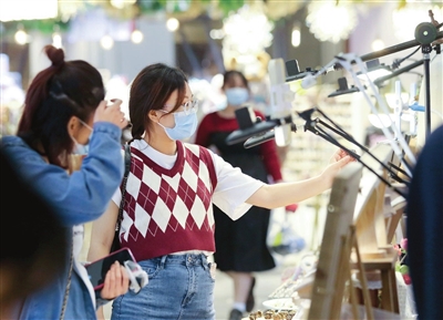 中秋假期首日，我市各大商场、文化场馆等成为市民消遣娱乐的首选，节日市场购销两旺。 记者&nbsp;吴迪&nbsp;摄