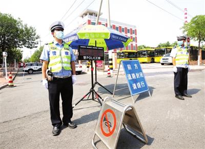 交警维持交通秩序