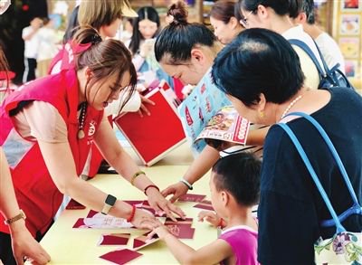 小朋友在志愿者引导下积极参与“光盘一起拼”游戏。 武清区委宣传部供图