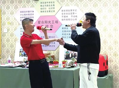 爱众学员韩晓岑和著名音乐人合唱《让世界充满爱》