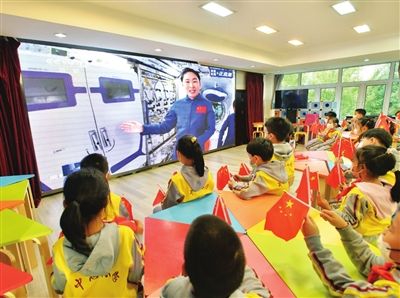 昨天15时45分,和平区中心小学师生准时收看“天宫课堂”。 本报记者 谷岳 摄