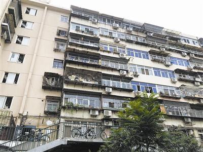 天津老旧小区上下楼不便 居民盼望加装电梯