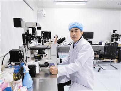 马毅在实验室和天津市奶牛产业技术团队致力于培育具有自主知识产权的奶牛新品种。