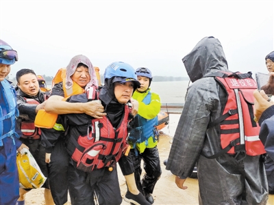 宝坻区红十字蓝天救援队21日抵达郑州后立即投入救援工作，随后又根据救援需要转至新乡，截至目前，已帮助转移受灾群众2000多人。