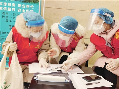 市红十字会党员在津南区海棠街道仁恒景新花园社区开展核酸筛查。
