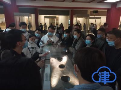 (小刘在向参观者讲解西周夔纹铜禁)