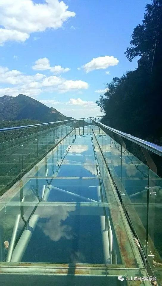 据悉,九山顶玻璃栈道是天津首个