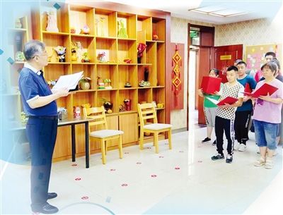 演播艺术家、好网民志愿者艺术团艺术指导丁涵辅导朗诵《我是爱众人》。