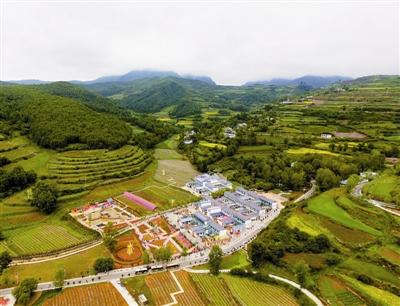 上图 鸟瞰天津帮扶建设的临潭县旅游标杆村——庙花山村。曹彤摄