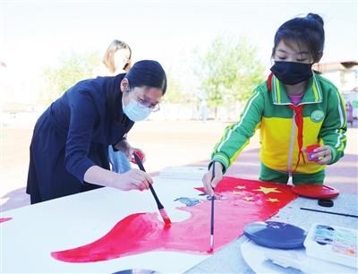 6。北辰区小淀小学开展爱国教育主题绘画活动。 本报记者 孙立伟 通讯员 许磊 摄