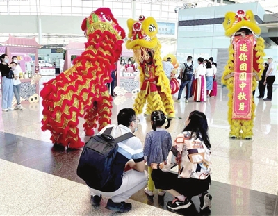 中秋假期，天津滨海国际机场航站楼引入舞狮、锣鼓、卡通等互动活动，把节日的祝福送给过往的乘客。记者 钱进 通讯员 刘彪 摄