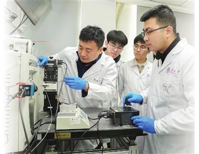 南开大学元素有机化学国家重点实验室的科研人员强化基础研究，加紧科研攻关。