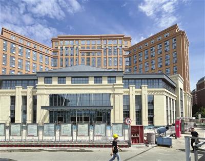 建工集团完成混改后,员工与企业形成命运共同体。图为其承建的河西区医疗卫生养老综合服务设施项目目前已展露新颜,项目位于沂山路与双林西道交口西北侧,是集河西区中医医院、区疾病控制中心及国办养老机构于一体的大型建筑综合体