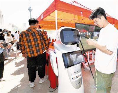 智能科技展示区向市民展示垃圾分类宣传机器人、智能扫地机、智能导览触屏、智能无人船测绘装备等智能科技产品。
