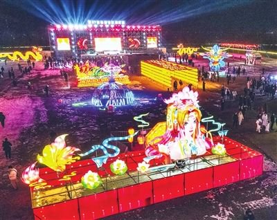  Yang Liuqing Greets Guests at Guochao Lantern Exhibition