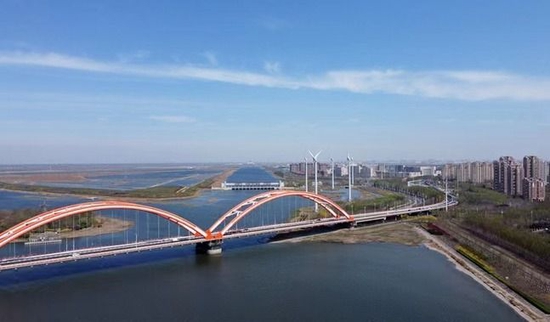 这是位于天津市滨海新区中新天津生态城的蓟运河口风电场。记者　赵子硕　摄