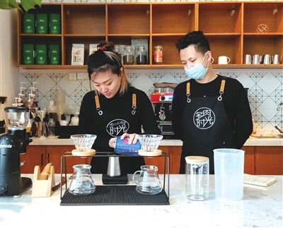 创美助残基地的残疾人在做咖啡
