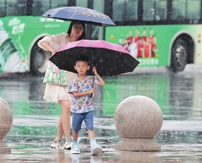 29日,我市开始出现降雨,也拉开了本轮强降雨过程的序幕。(记者 吴迪 摄)