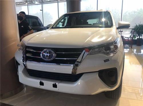 天津港2020款丰田穿越者2700现车抄底价