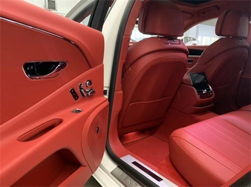 21款宾利飞驰4.0T汽油呈现出优雅而健硕