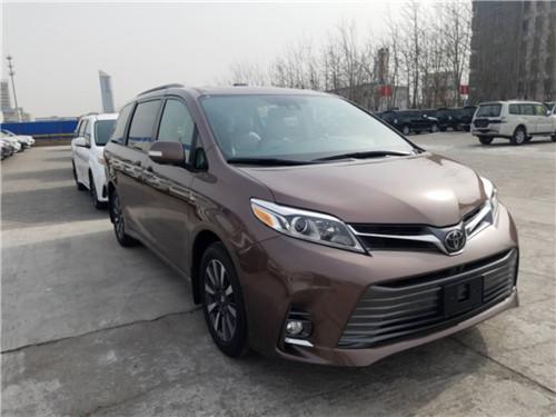 接送孩子上下学居然开丰田塞纳 超舒适