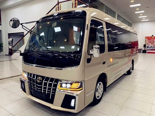 丰田考斯特12座价格 米黄金色外观图