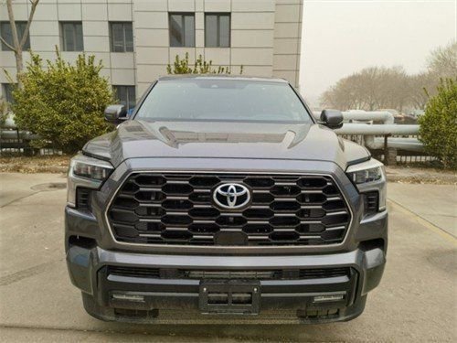 2023款丰田红杉现车手续齐挥泪大降10万